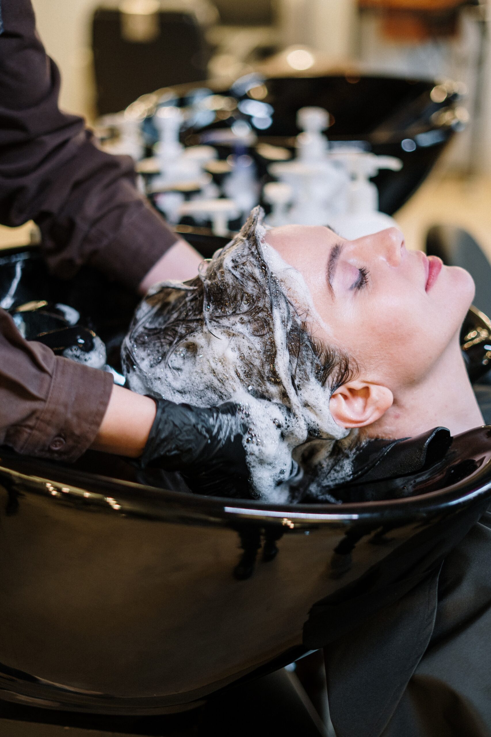 zdjęcie kobiety w salonie fryzjerskim