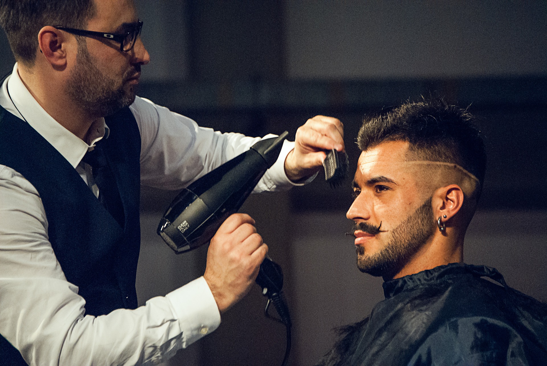 zdjęcie mężczyzny w salonie fryzjerskim